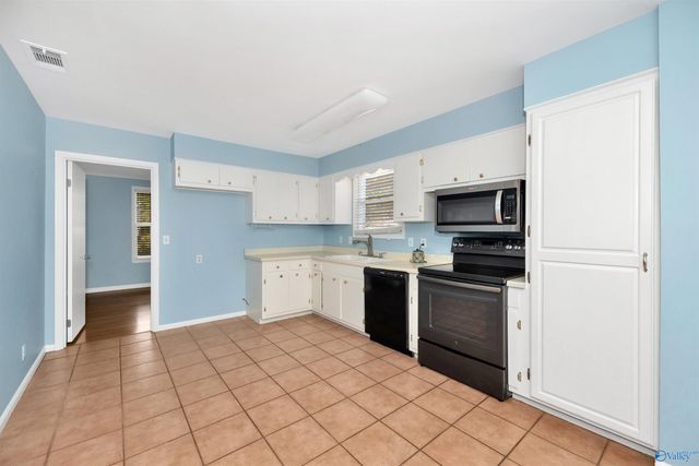 121 Westbury Drive SW, Huntsville, AL 35802