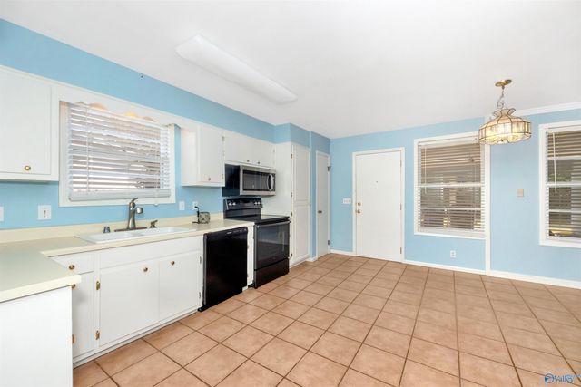 121 Westbury Drive SW, Huntsville, AL 35802