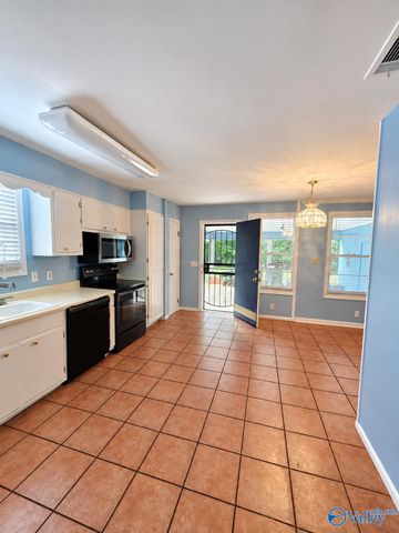 121 Westbury Drive SW, Huntsville, AL 35802