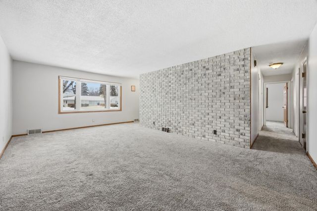 1210 14th Street S, Moorhead, MN 56560