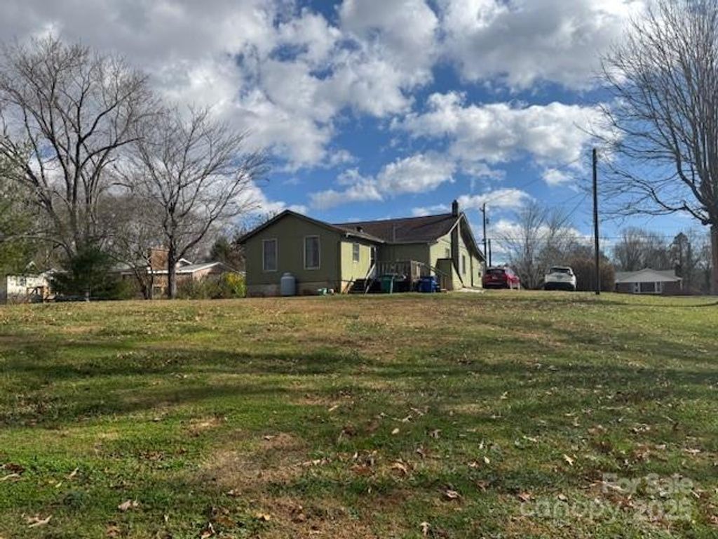 25 Highland Street, Weaverville, NC 28787