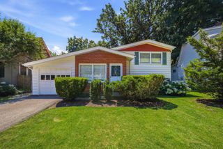 1026 Half Day Road, Highland Park, IL 60035