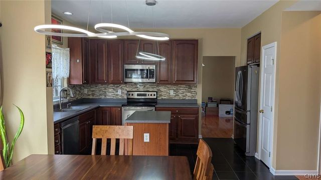 5549 Cairns Trail, Clay, NY 13041