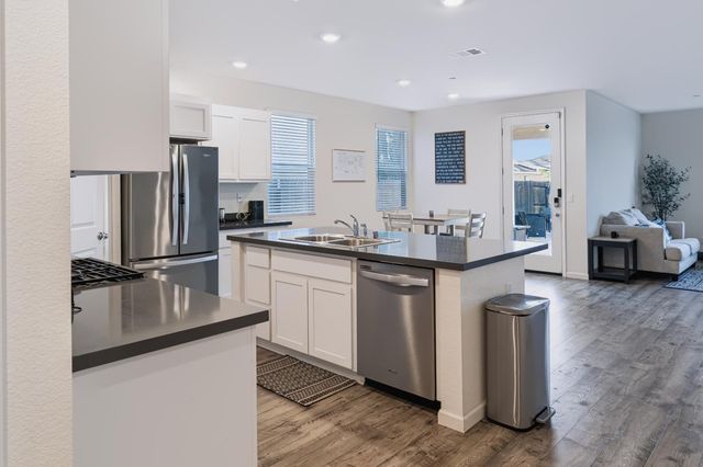287 George St, Lathrop, CA 95330