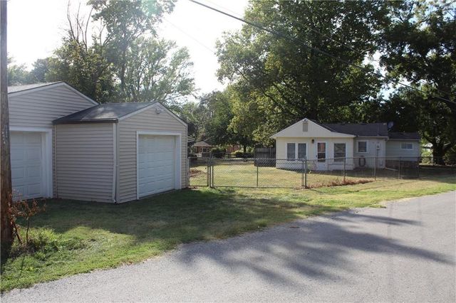 1901 S Hardy Avenue, Independence, MO 64052