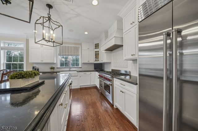 5 Meadow Ct, Madison Boro, NJ 07940