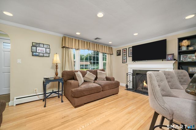 16 Raymond Place, Cromwell, CT 06416