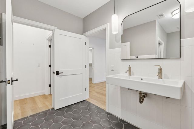 6101 Blake Circle, Edina, MN 55436