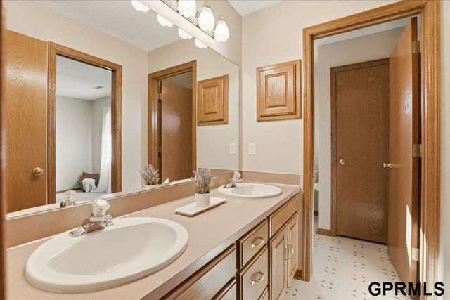 4828 N 137th Street, Omaha, NE 68164