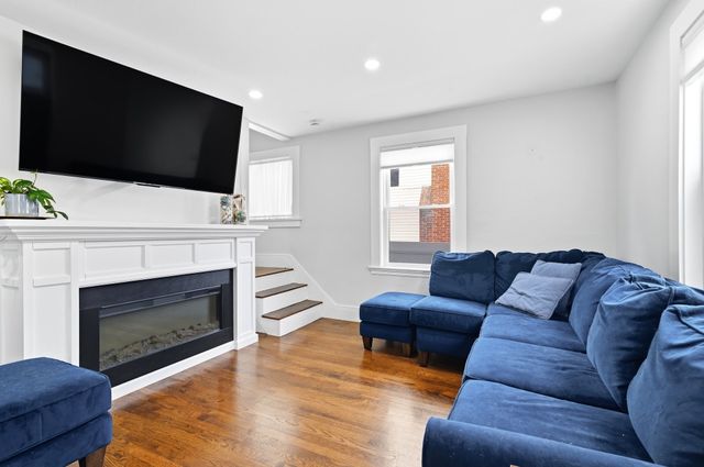 43 Standish St, Weymouth, MA 02191