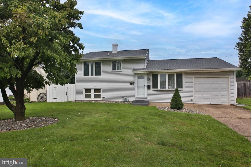 3072 RICHLIEU RD, Bensalem, PA 19020