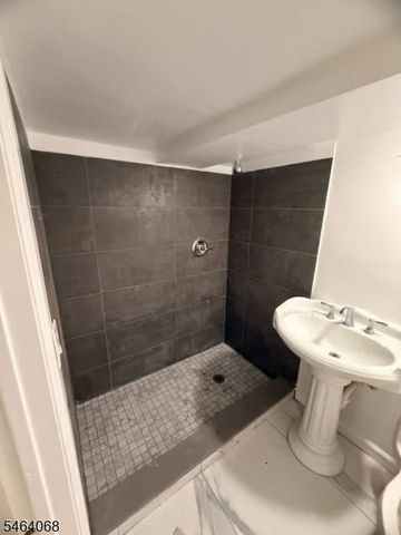 26 Reid St, Elizabeth City, NJ 07201