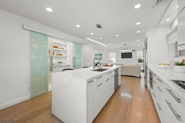 33 S Mountain Rd, Millburn Twp., NJ 07041