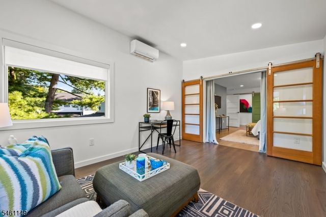 33 S Mountain Rd, Millburn Twp., NJ 07041