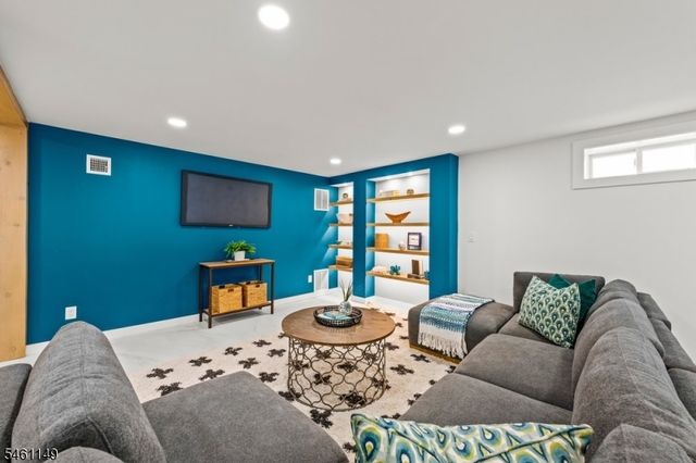 33 S Mountain Rd, Millburn Twp., NJ 07041