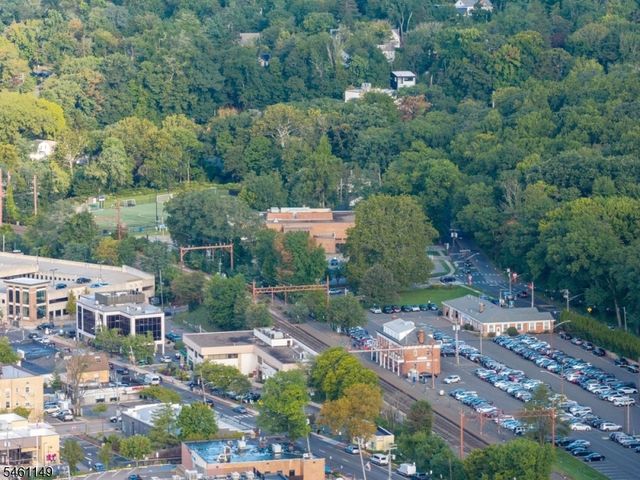 33 S Mountain Rd, Millburn Twp., NJ 07041
