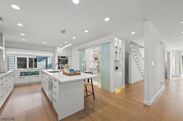 33 S Mountain Rd, Millburn Twp., NJ 07041