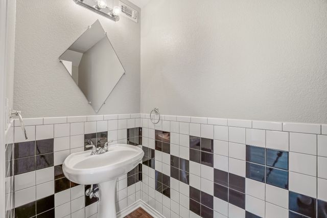 302 Hill Street, Glen Rose, TX 76043