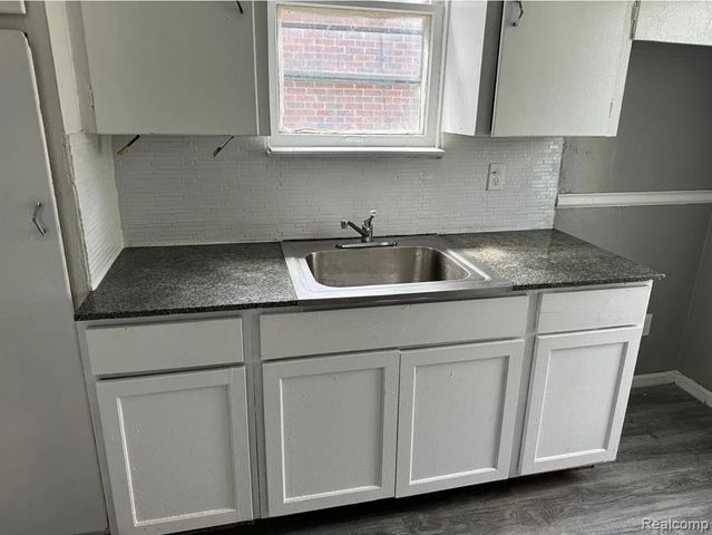 9541 Grandmont Avenue, Detroit, MI 48227