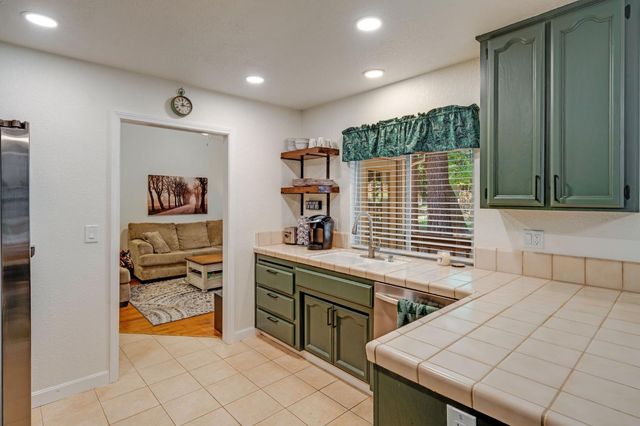 5564 Sierra Springs Dr, Pollock Pines, CA 95726