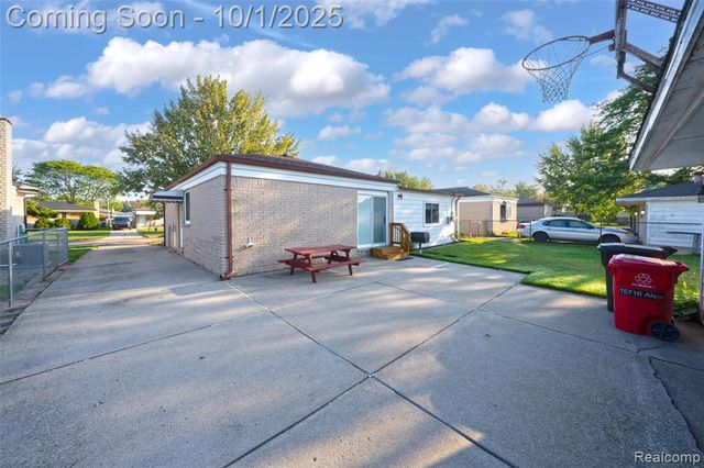 15716 Alsip Street, Roseville, MI 48066