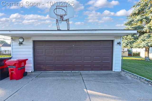 15716 Alsip Street, Roseville, MI 48066