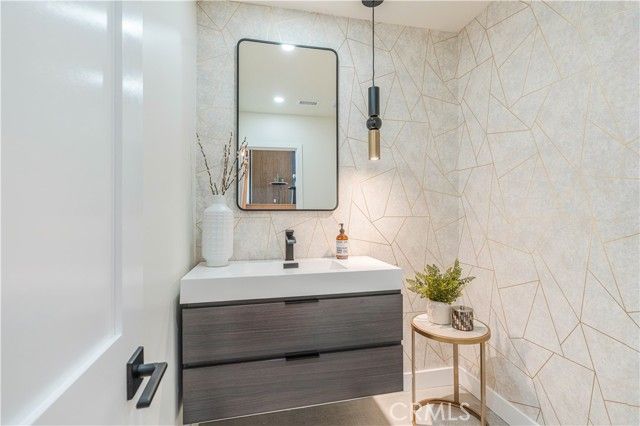 4112 Knobhill Drive, Sherman Oaks, CA 91403