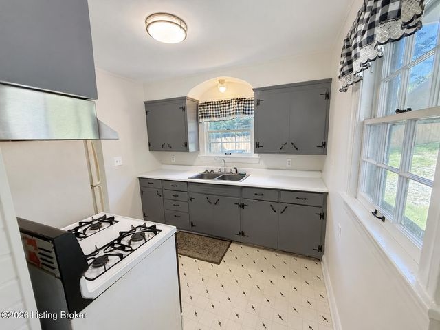 7916 3rd Street Rd, Louisville, KY 40214