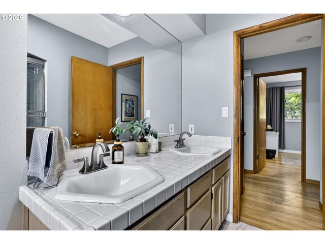 1940 Ne 142ND Ave, Portland, OR 97230