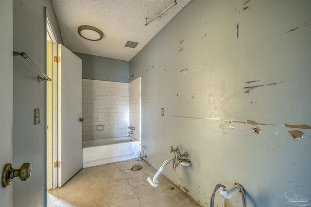 8101 Tippin Ave D, Pensacola, FL 32514