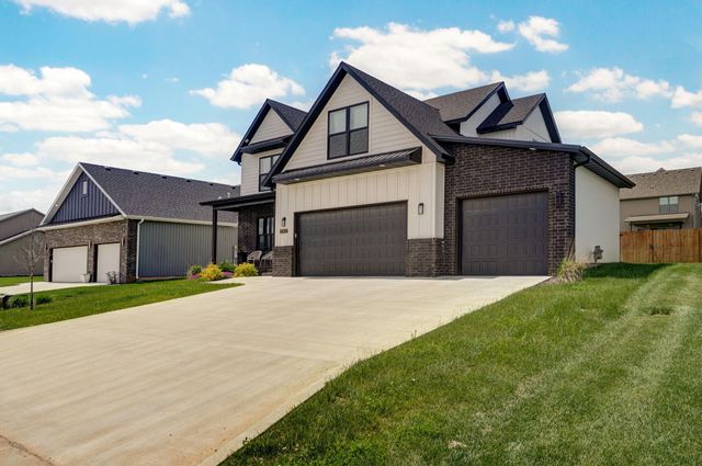 4911 S Burrows Avenue, Springfield, MO 65810