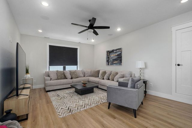 4911 S Burrows Avenue, Springfield, MO 65810