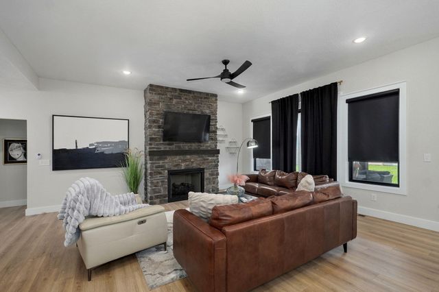 4911 S Burrows Avenue, Springfield, MO 65810