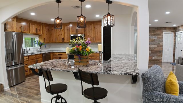 2615 E 59th Street, Tulsa, OK 74105