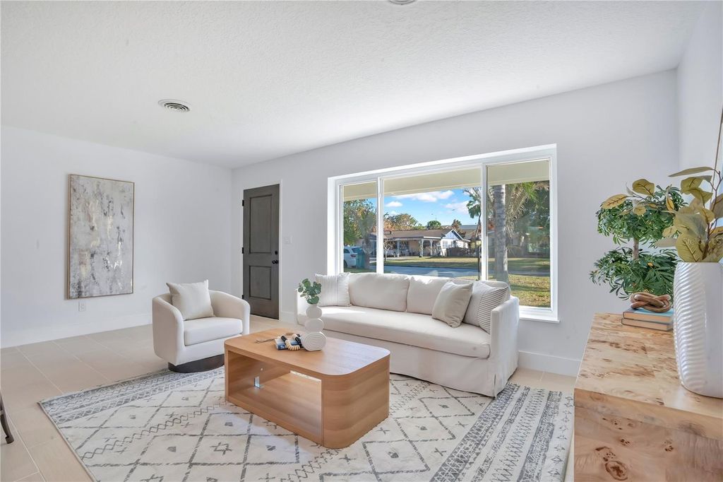 Image 5 of property listing at 2801 GULFSTREAM ROAD, Orlando, FL 32805