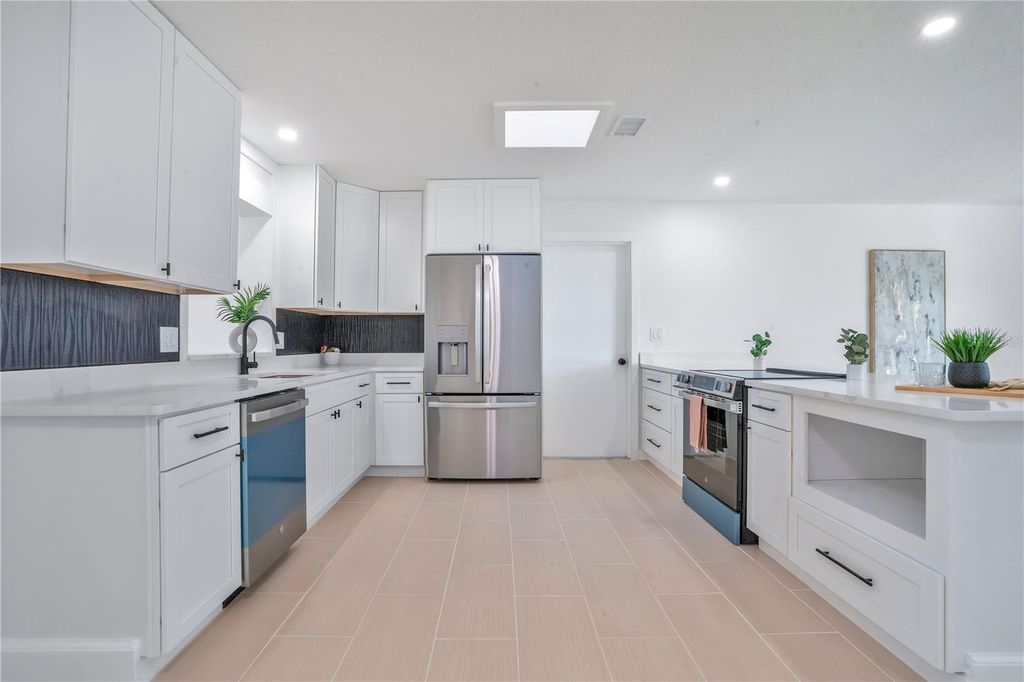 Image 7 of property listing at 2801 GULFSTREAM ROAD, Orlando, FL 32805