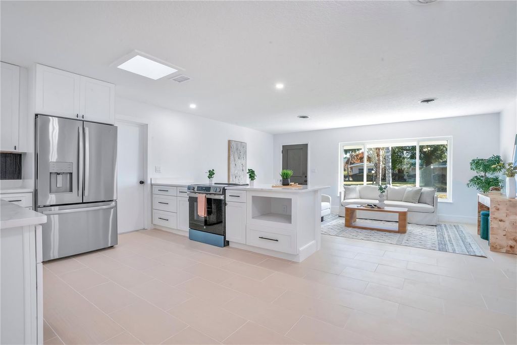 Image 8 of property listing at 2801 GULFSTREAM ROAD, Orlando, FL 32805