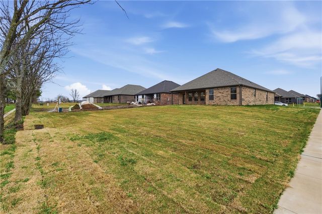 2300 N Lexington Street, Siloam Springs, AR 72761