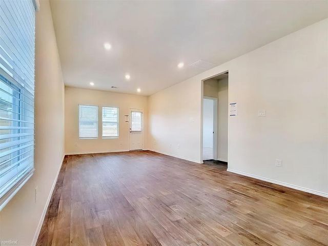 419 Sickle LOOP, Uhland, TX 78640