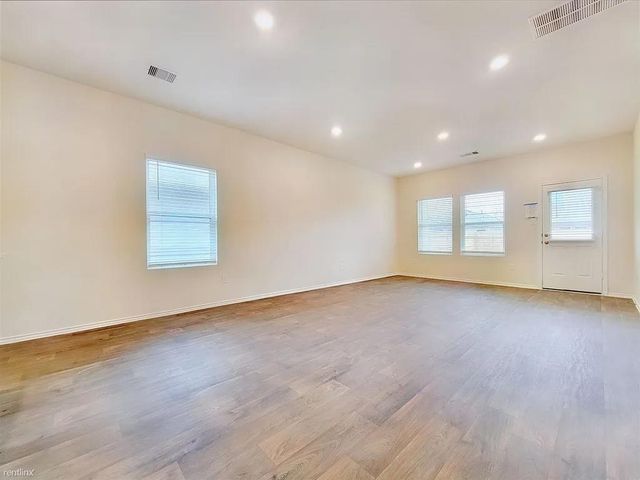 419 Sickle LOOP, Uhland, TX 78640