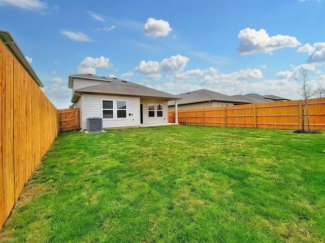 419 Sickle LOOP, Uhland, TX 78640