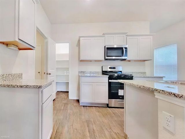 419 Sickle LOOP, Uhland, TX 78640