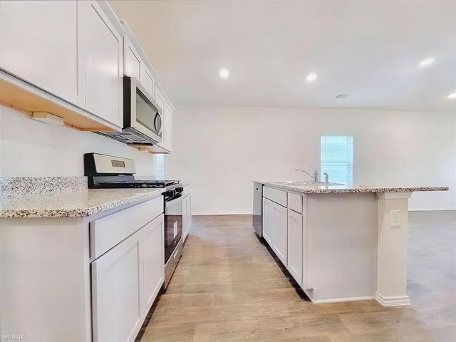 419 Sickle LOOP, Uhland, TX 78640