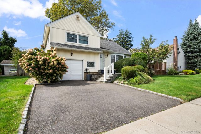 25 Marilyn Boulevard, Plainview, NY 11803