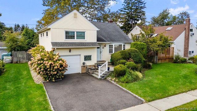 25 Marilyn Boulevard, Plainview, NY 11803