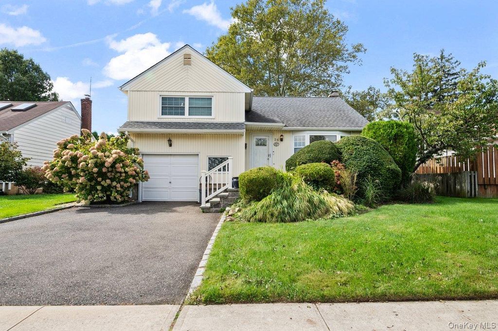 25 Marilyn Boulevard, Plainview, NY 11803
