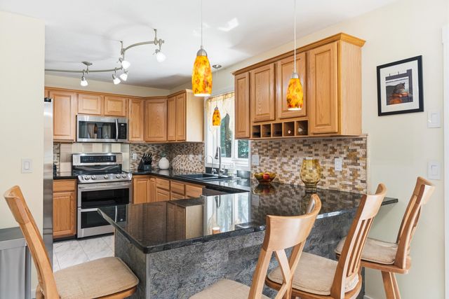 8 Flag Court, Auburn, NH 03032