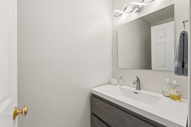 8 Flag Court, Auburn, NH 03032