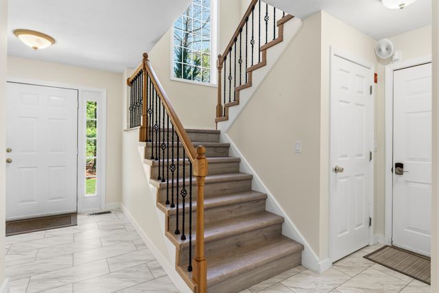 8 Flag Court, Auburn, NH 03032