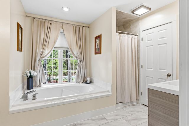 8 Flag Court, Auburn, NH 03032